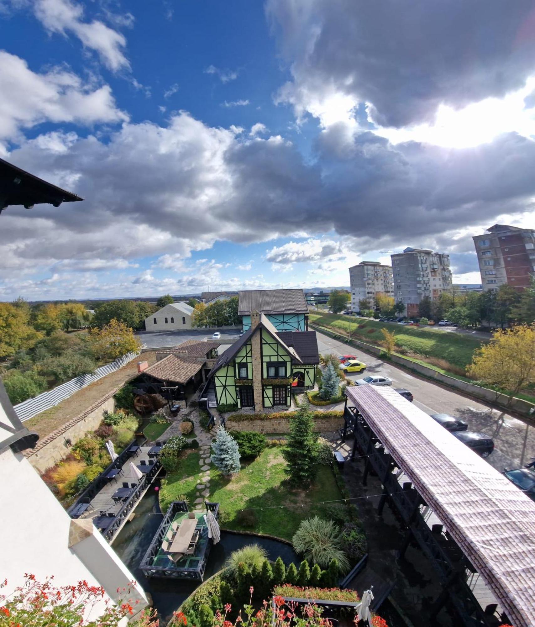 Podu' Cu Lanturi Hotel Bákó Kültér fotó